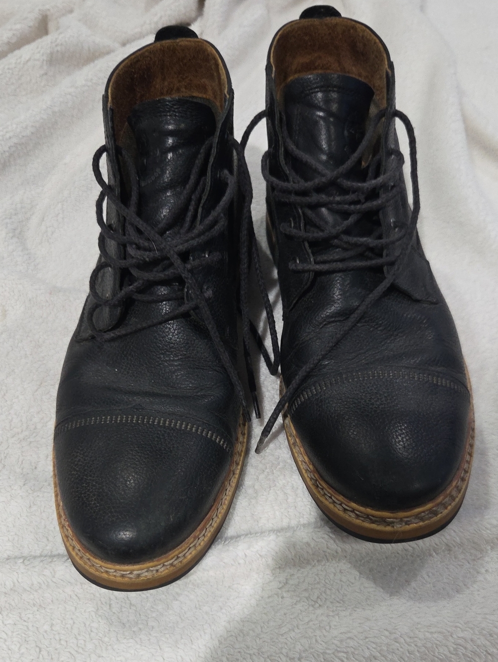 Timberland Black Leather Chukka Boots with Tan Welt